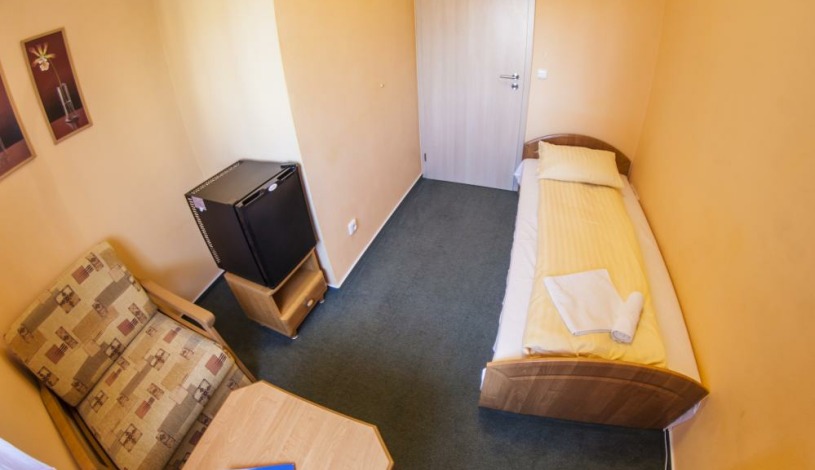 Penzion Černej pták Jindřichův Hradec - třílůžkový pokoj se dvěma ložnicemi II.patro, jednolůžkový pokoj